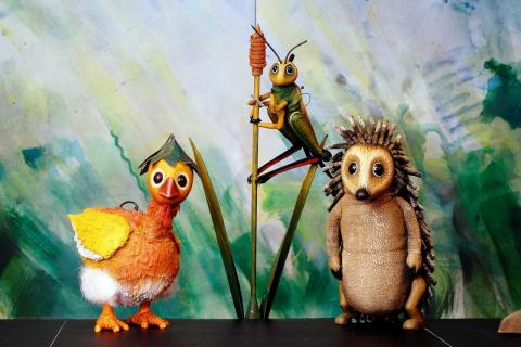 Moussong Theater mit Figuren, Hase und Igel