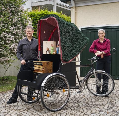 Moussong Theater mit Figuren - Die Theater-Rikscha Moussong Theater mit Figuren - Die Theater-Rikscha